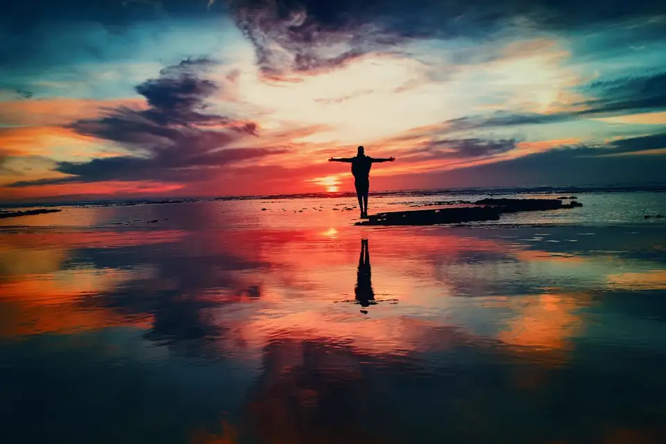 Mujer sonriendo frente al amanecer
